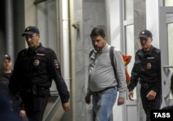 Полиция сопровождает Леонида Волкова, главу новосибирского предвыборного штаба, в здание местного избиркома, июль 2015 года