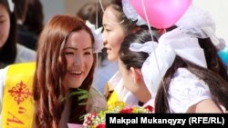 Выпускницы одной из школ Алматы. 25 мая 2012 года.