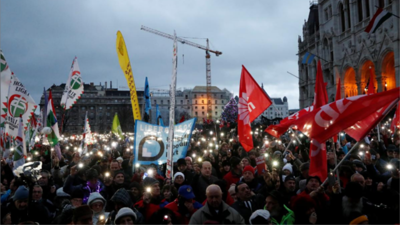Масовни протести против новите закони за работни часови на Орбан