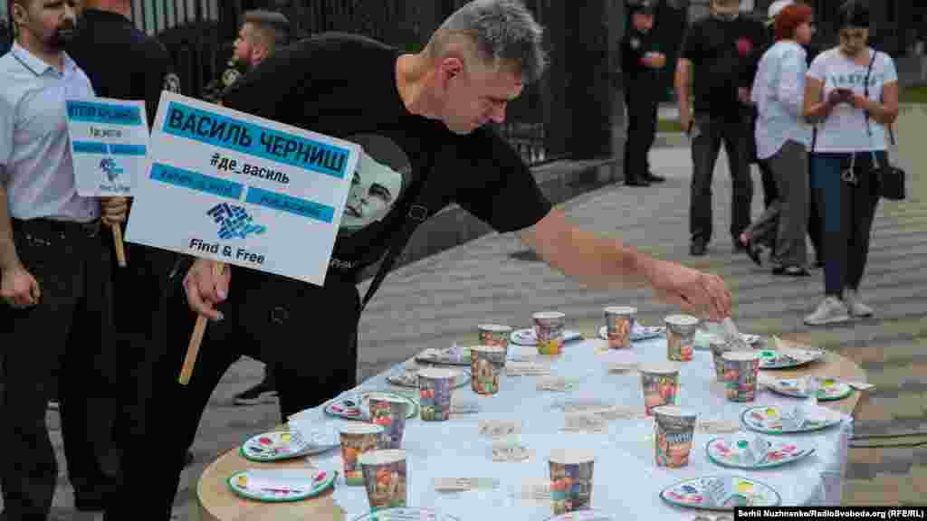 Faalniñ qollarında &ndash; Vasiliy Çernışnıñ adı ile levha. Soñki sefer Vasiliy Qırımda keçirilgen qanunsız referendumdan bir kün ögüne, 2014 senesi martnıñ 15-nde bağğa çıqqan edi. Çernış &ndash; Aqyardaki Avtomaydan faalidir. 2014 senesi baarde yarımadada onı qıdırğan insanlar arasında şimdi Rusiyede mahküm etilgen kino rejissöri Oleg Sentsov bar edi