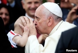 Папа Франциск во время недавнего визита в Албанию