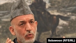 Președintele Hamid Karzai la o conferință de presă, în decembrie 2012