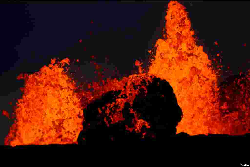 Llava e vullkanit Kilauea shpërthen afër Pahoas në Havaje.