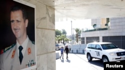 Портрет Башара Асада на здании отеля, где остаются эксперты по разоружению