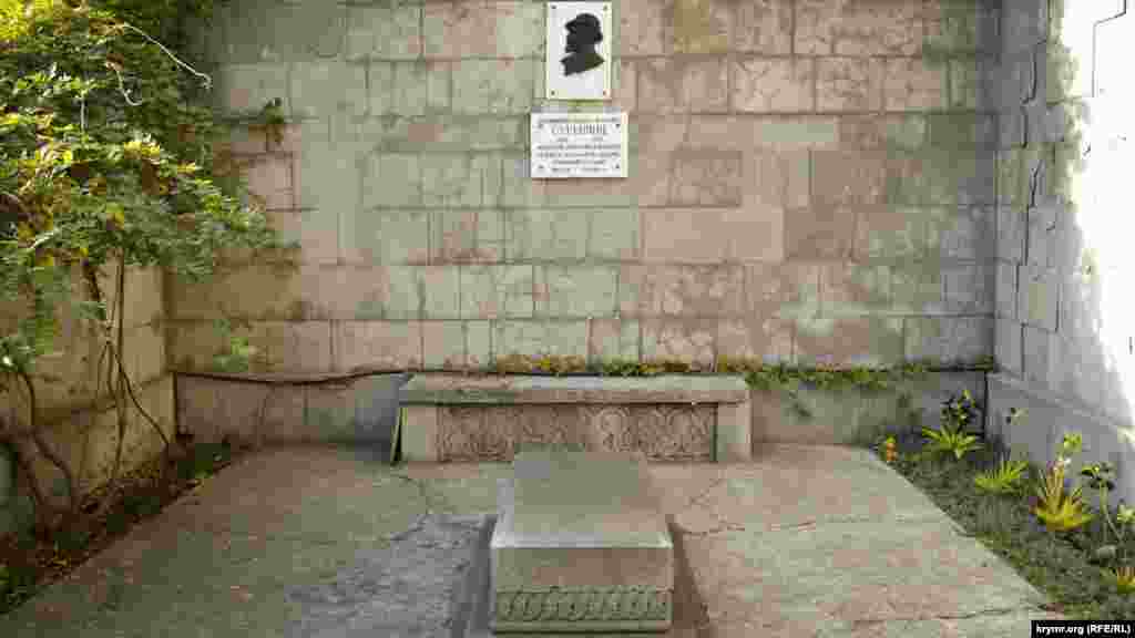 Зліва від входу в склеп &ndash; могила художника Вардгеса Суренянца