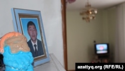 Портрет Сеитжана Избасарова в доме, где живет его семья. Шымкент, 22 марта 2017 года.
