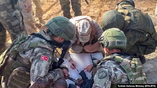 Турецкие и российские солдаты на севере Сирии, 2019 год
