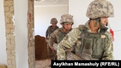 Снарядты қадалған жерінен суырып алған саперлар. Арыс, Түркістан облысы, 29 маусым 2019 жыл.