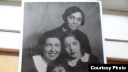 Галина Серебрякова с дочерьми и матерью Брониславой Красутской.