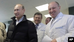 Yevgeni Priqojin (sağda) Vladimir Putini Konkord kombinatı ilə tanış edir (Foto arxivdəndir)