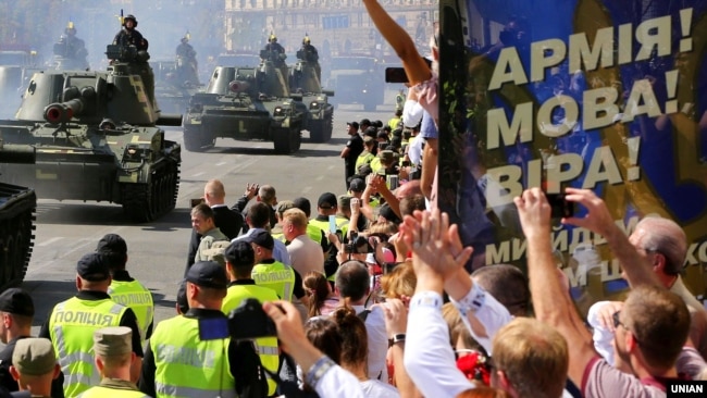 Під час військового параду з нагоди 27-ї річниці Незалежності України на Хрещатику в Києві, 24 серпня 2018 року