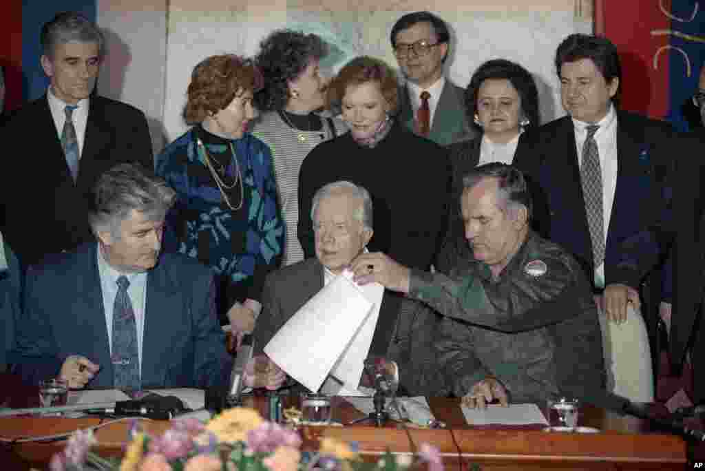 Bosnia-Herzegovina -- Former US President Jimmy Carter (C), Radovan Karadzic (L) and Ratko Mladic sign a declaration proposing a four-month cease-fire in the Bosnian war in Pale, 19Dec1994