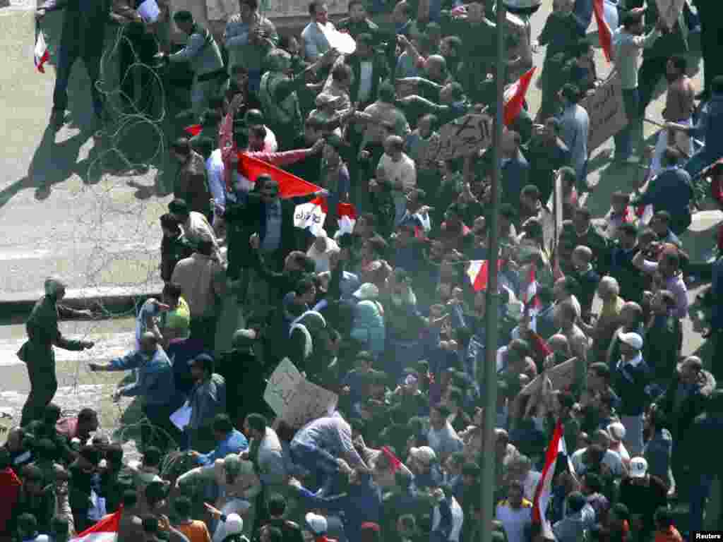 Əsgər Hosni Mubarakin minlərlə tərəfdarının Tahrir meydanına girməsinin qarşısını almağa çalışır, 2 fevral 2011