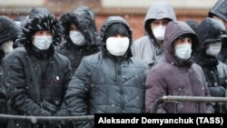 Мигранты стоят в очереди у Единого миграционного центра, чтобы продлить сроки пребывания в России во время пандемии коронавируса COVID-19, Санкт-Петербург.
