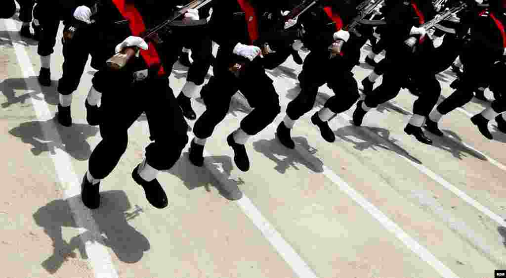 Members of the Pakistani security services parade during the passing out ceremony of the Special Security Unit in Karachi on June 15. (epa/Rehan Khan)