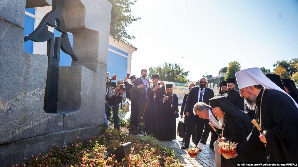 Вселенський патріарх Варфоломій (другий справа) під час вшанування жертв Голодомору-геноциду 1932–1933 років. Поруч із ним глава ПЦУ Епіфаній і четвертий президент України Віктор Ющенко. Київ, 21 серпня 2021 року