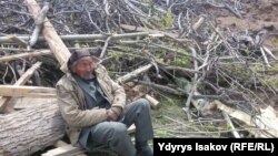 Көшкін болған жерде отырған адам. Аюу ауылы, Ош облысы, Қырғызстан. 29 сәуір 2017 жыл.