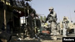 Soldaţi americani la locul unei explozii în provincia Laghman, Afganistan