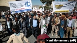 Гуманитардык жардам келиши үчүн Йемендин борбору Сана шаарындагы аэропорттун ачылышын талап кылган демонстранттар. 10-декабрь, 2018-жыл. 