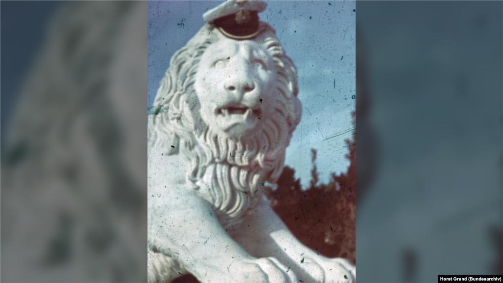Ніщо людське не було чуже навіть еліті німецької армії &ndash; морським офіцерам. Хтось, гуляючи Воронцовським палацом, надів на лева свого кашкета і сфотографував. Судячи з кількості зроблених знімків, цей палац користувався серед окупантів особливою &quot;любов&#39;ю&quot;. На фото: лев з Воронцовського палацу в Алупці, липень 1942 року 