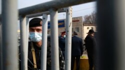 Сотрудник сил безопасности на блокпосту между закрытым на карантин Алматы и Алматинской областью. 19 марта 2020 года.