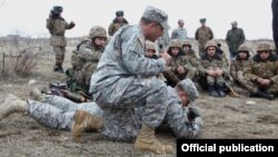 Armenia - U.S. military instructors train Armenian soldiers, 28Feb2014.