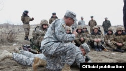 Armenia - U.S. military instructors train Armenian soldiers, 28Feb2014.