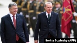 Ukraina prezidenti Petro Poroşenko (solda) ve Türkiye prezidenti Recep Tayyip Erdoğan Kyivdeki körüşüv esnasında, 2017 senesi oktâbrniñ 9