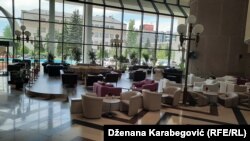 Izvršna direktorica ovih Evropa hotela Berina Bajrović kaže kako je riječ o gala večeri za goste hotela i kako će se slavlje organizovati uz puno poštovanje epidemioloških mjera (na fotografiji lobi hotela Holiday)