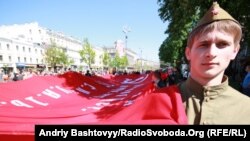 Хрещатиком пронесли копію «прапора перемоги», Київ, 9 травня 2011 року