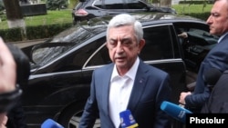 Armenia -- Former President Serzh Sarkisian arrives at the parliament building in Yerevan to testify before lawmakers, April 16, 2020. 