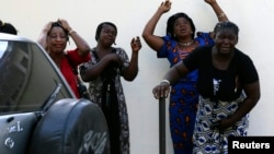 На снимке: нигерийские женщины выражают гнев одной из предыдущих акций "Боко Харам" - взрывом в больнице в Абудже