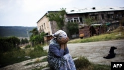 Грузинська жінка плаче біля входу в її зруйнований будинок в зруйнованому районі в Горі, 23 серпня 2008