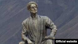 Муҷассамаи Нақибхон Туғрал дар маркази ноҳияи Айнии вилояти Суғд