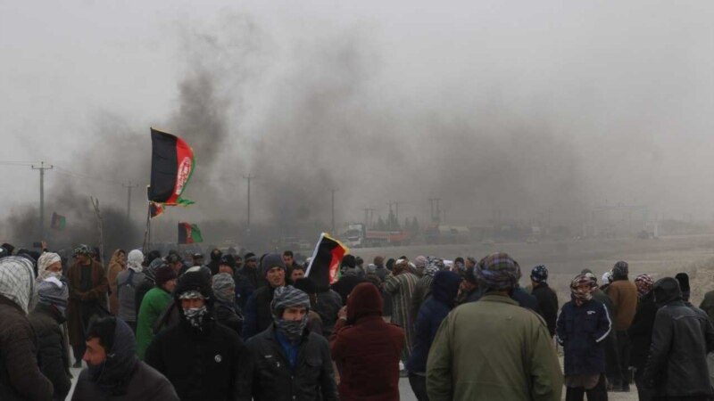 یو شمېر معترضو ترکمنانو د مزار شریف-حیرتان لاره تړلې