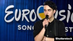 Співак Melovin (Костянтин Бочаров), який представлятиме Україну на пісенному конкурсі «Євробачення-2018» із піснею Under The Ladder