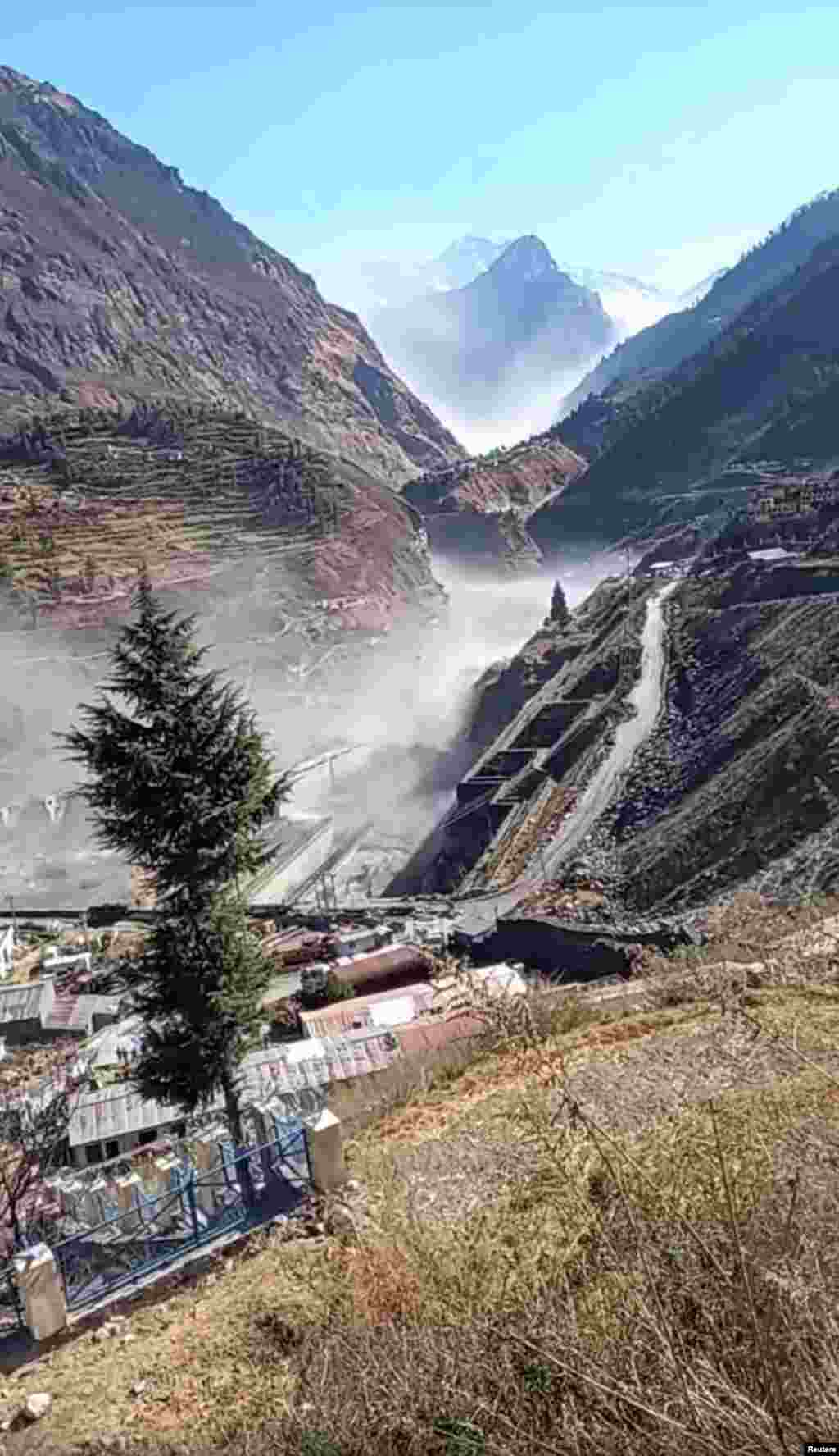 Pogled na poplavu u Tapovanu, Uttarakhand, 7. februar 2021 (Fotografija iz video snimka Manvar Rawat/Sewa International/REUTERS)