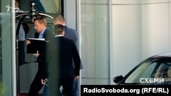 Знову камера фіксує депутата Хомутинніка в аеропорту