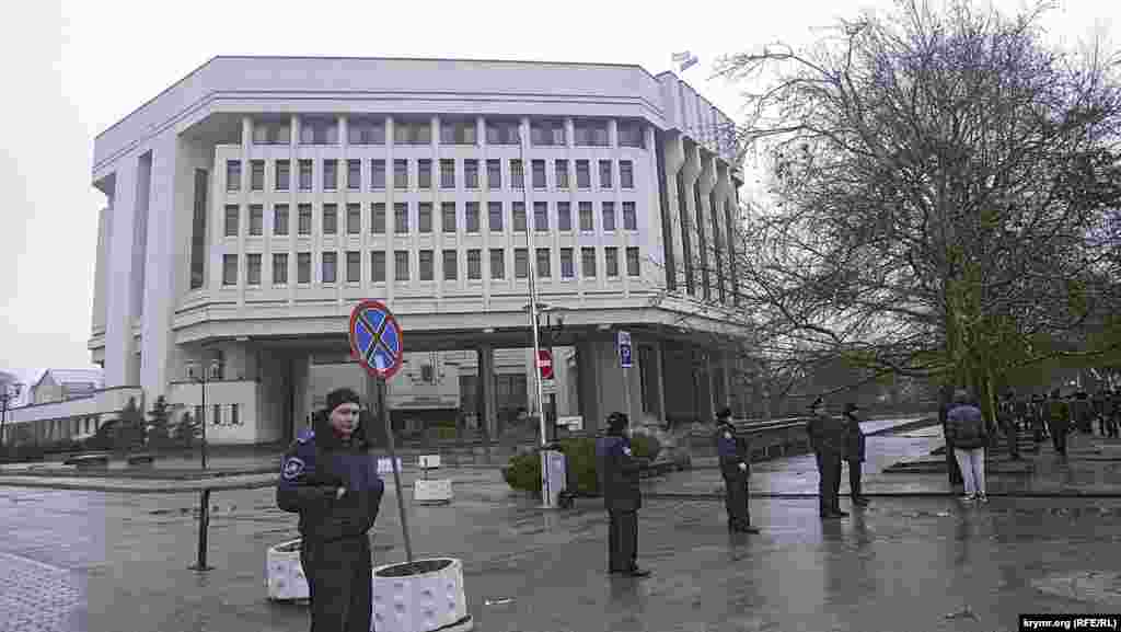 Біля Верховної Ради, яка теж була оточена міліцією, юрбилися 300-400 мітингувальників з прапорами Автономної республіки Крим та російськими прапорами. Над будівлею Верховної Ради теж майоріли два прапори – прапор Криму і російський триколор. Вчорашні барикади стоять, але людей біля них не видно