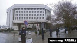 Міліцейське оточення біля кримського парламенту, 27 лютого 2014 року