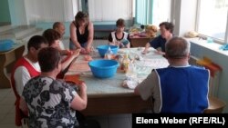 Люди с ограниченными возможностями на обучающих курсах по войлоковалянию. Темиртау, 11 июля 2016 года.