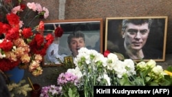 Цветы на месте убийства Бориса Немцова, 27 февраля 2019