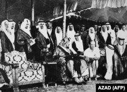 ملک عبدالعزیز (وسط) در مراسم گشایش خط آهن ریاض-دمام در اکتبر ۱۹۵۱
