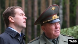 General Nikolai Solovtsov (right) with President Dmitry Medvedev in May 2008
