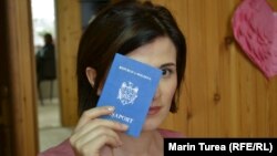 Молдованка получила новый паспорт после смены пола на женский. 28 марта 2013 года.