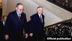 France - Armenian Foreign Minister Edward Nalbandian (R) arrives for a meeting with the OSCE Minsk Group co-chairs in Paris, 2Sept2012.