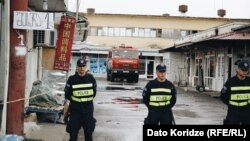 Полиция оцепила место пожара на рынке Лило