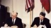 Михаил Горбачев и Рональд Рейган подписывают Договор о сокращении Ракет средней и меньшей дальности