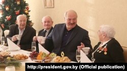 Аляксандар Лукашэнка з вэтэранамі падчас візыту ў дом-інтэрнат «Сьвітанак» у Менскім раёне
