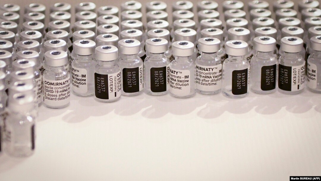 O a treia doză de vaccin le-ar putea oferi celor mai vulnerabili oameni protecție suplimentară împotriva noilor tulpini ale virusului, spun specialiștii. (Imagine generică) 
